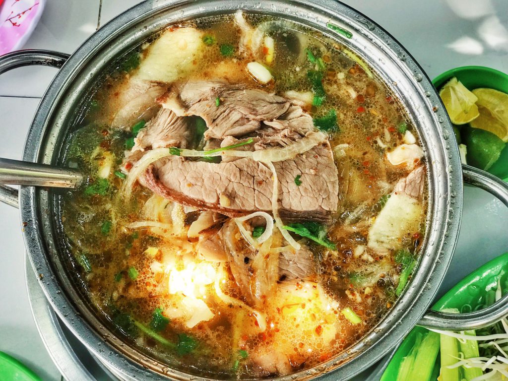 Quán bún bò Giáo Toàn lâu đời nhất tại Tp Hồ Chí Minh chuyển từ nấu củi sang sử dụng bếp từ công nghiệp Việt Hàn 9