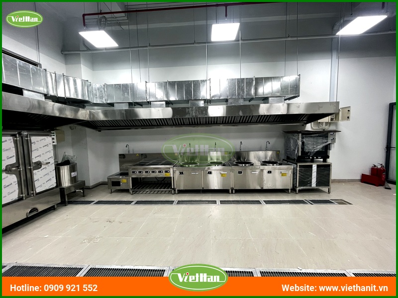 bep-tu-don-cong-nghiep-dung-nau-nuoc-leo