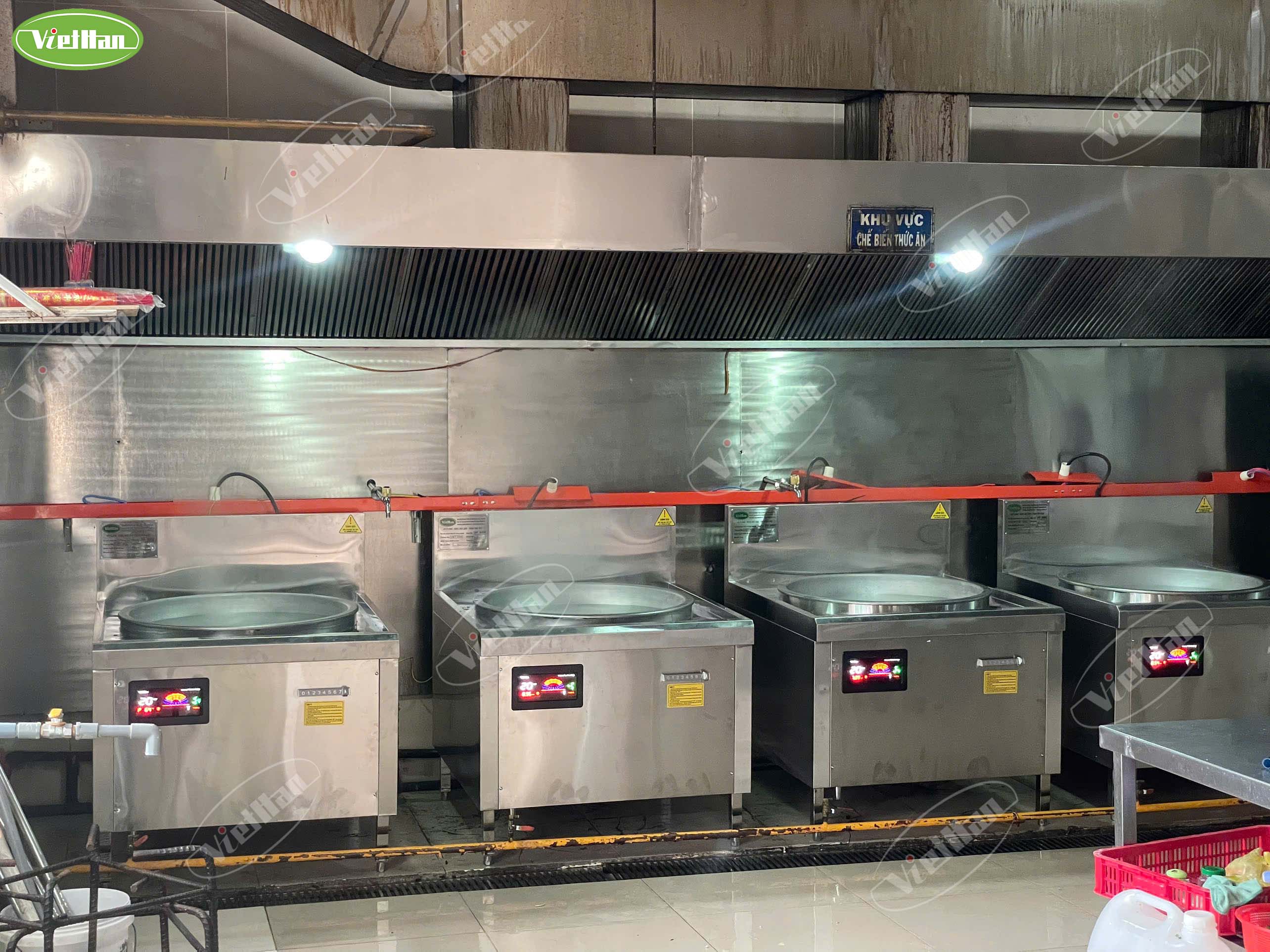Bếp từ công nghiệp xào rau: cần mặt lõm hay mặt phẳng? 4 công trình bếp từ công nghiệp Việt Hàn cho khu bếp xào nấu
