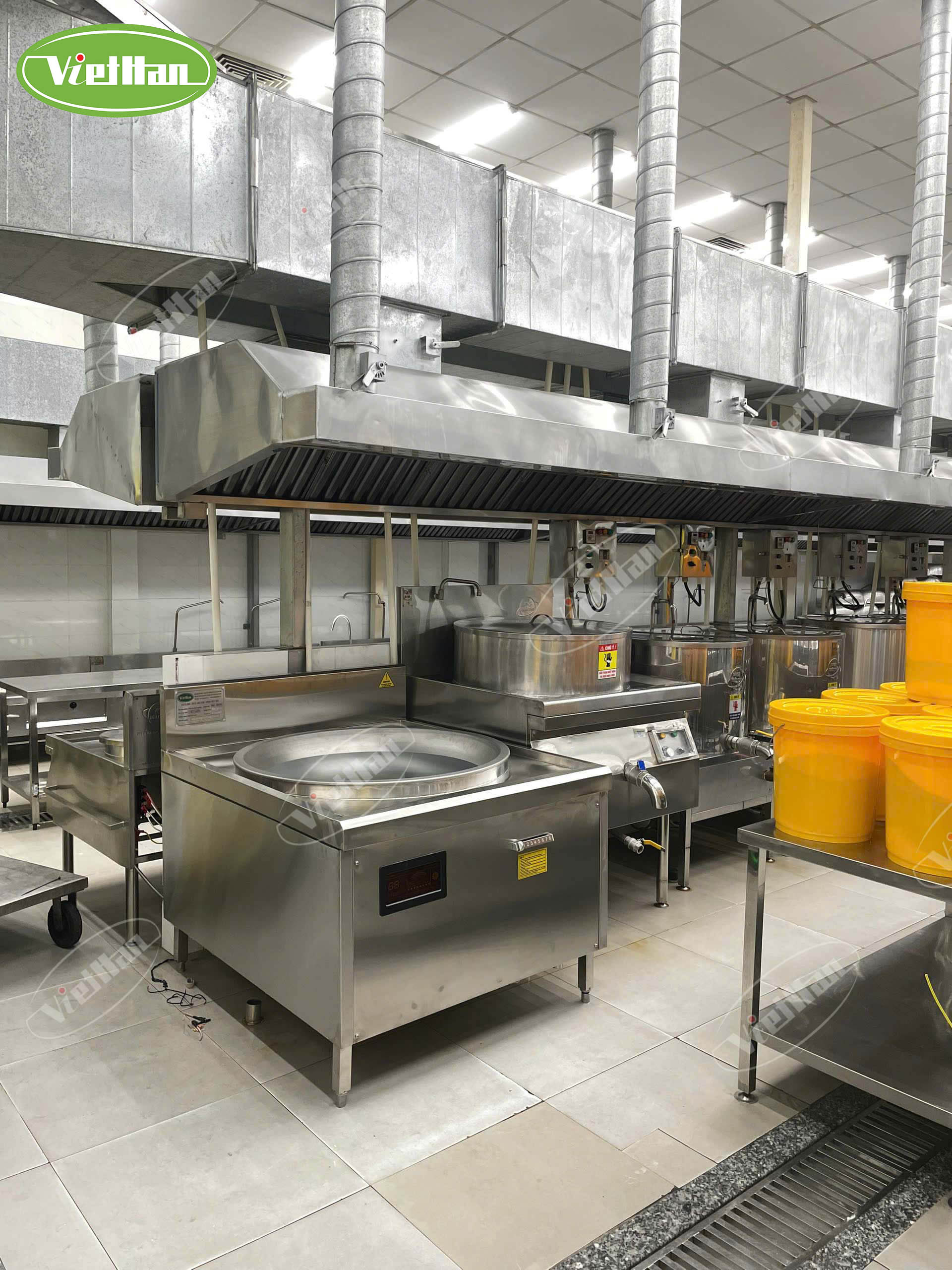 Bếp từ công nghiệp đôi nên chọn mặt phẳng hay mặt lõm? 4 công trình bếp từ công nghiệp đôi Việt Hàn đã thực hiện