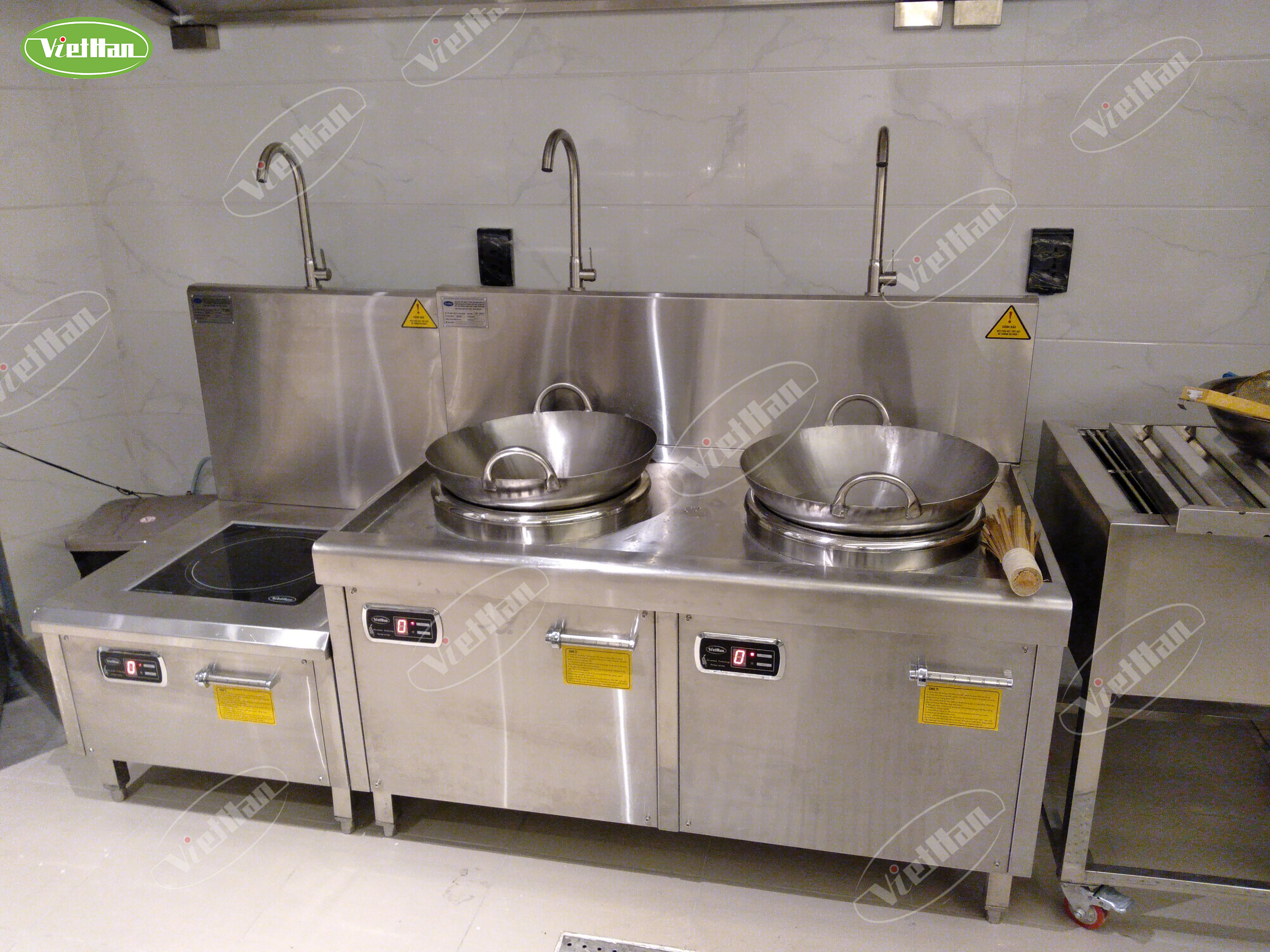 Bếp từ công nghiệp cho quán hải sản: nấu hấp, lẩu, xào thế nào cho hợp 4 công trình bếp từ công nghiệp Việt Hàn cho khu bếp nhà hàng