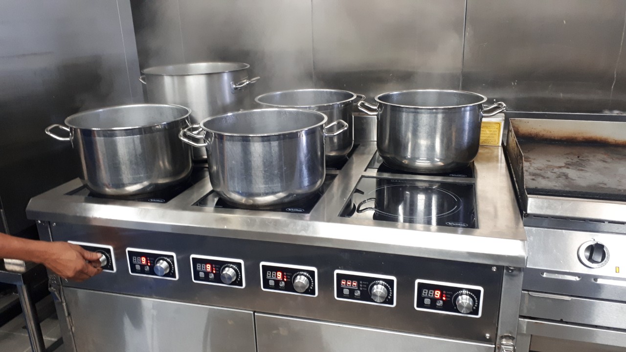 Bếp từ công nghiệp cho bếp trung tâm suất ăn: chia line nấu thế nào 4 công trình bếp từ công nghiệp Việt Hàn cho bếp ăn tập thể